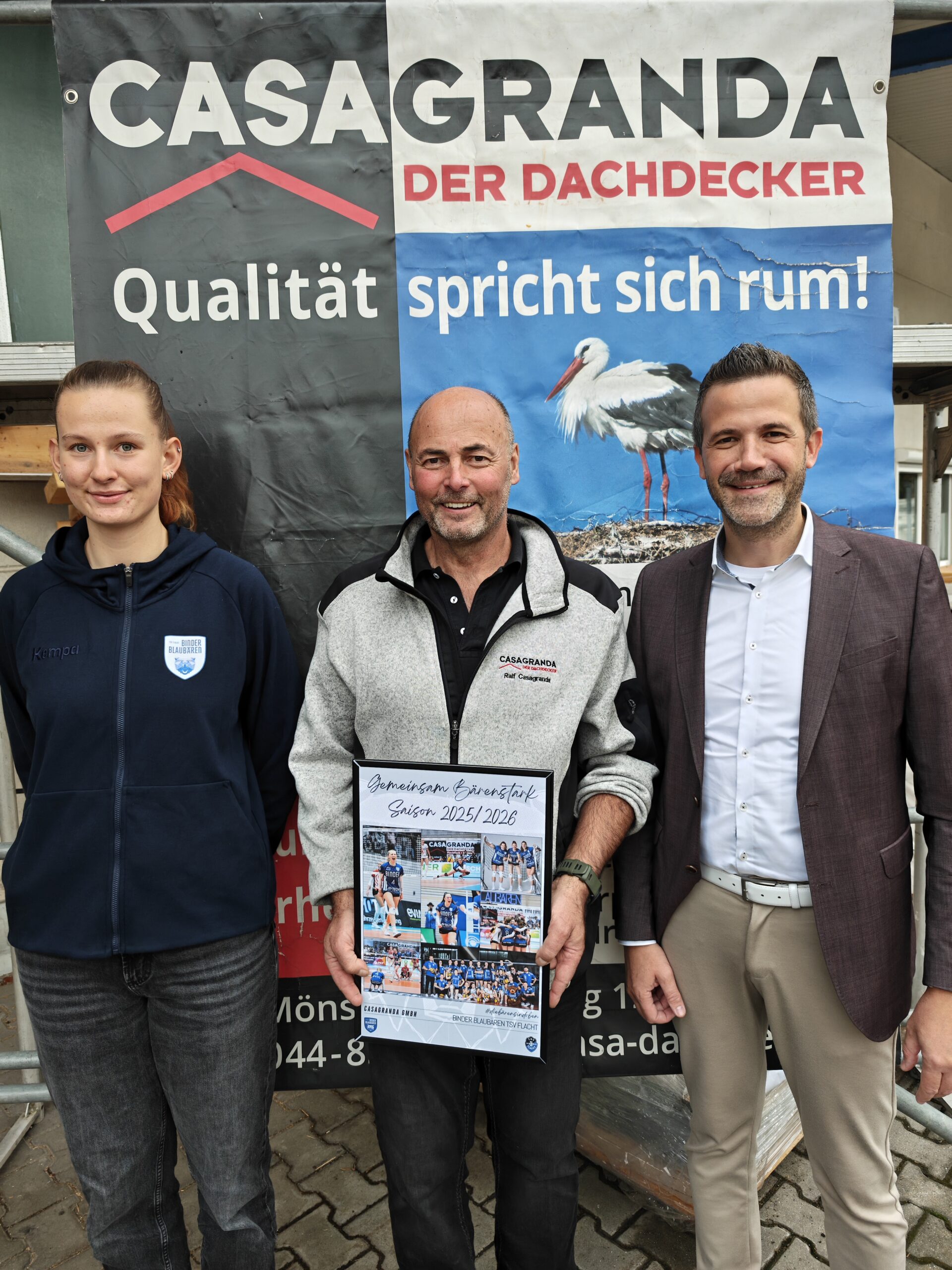 Casagranda und Binder Blaubären TSV Flacht bei der Partnerschaftsübergabe